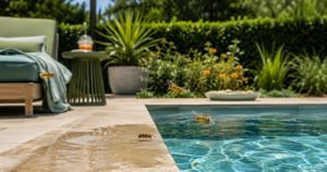 Guêpes autour de la piscine : toutes les solutions pour les éloigner durablement — du naturel au professionnel